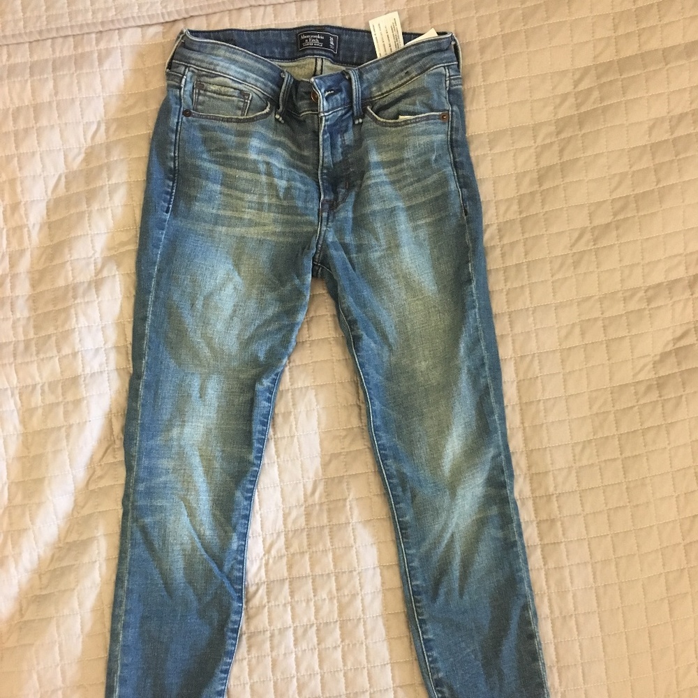 medium wash cropped skinny jeans